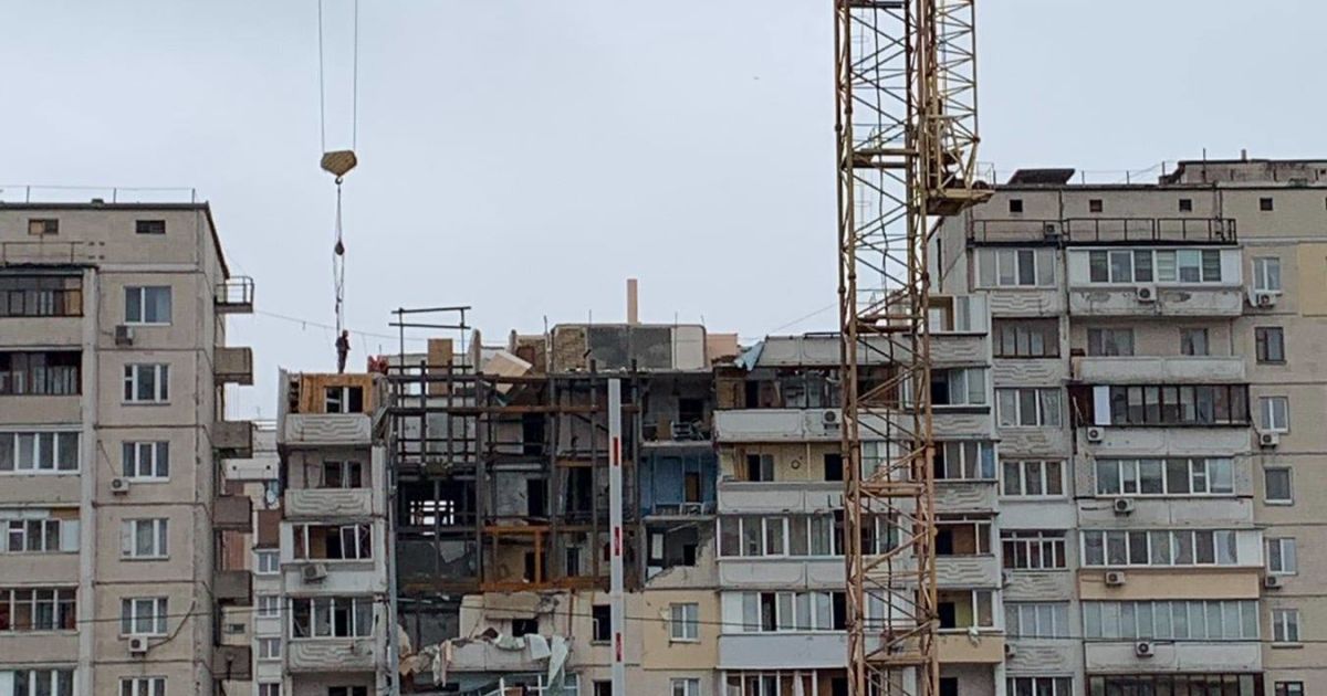 Жители разрушенного дома на Позняках в Киеве получают новые квартиры