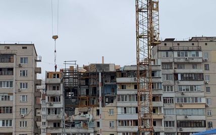 Жители разрушенного дома на Позняках в Киеве получают новые квартиры
