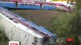 В США сошел с рельсов и упал в реку пригородный поезд