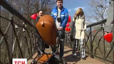 В Киеве открыли обновленный мост влюбленных