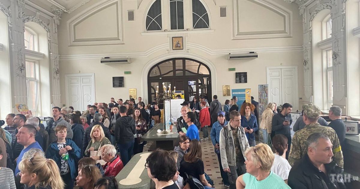 Скандал на "Укрпошті" в Дніпрі: марки несподівано закінчилися, величезна черга увірвалася до відділення (фото, відео)