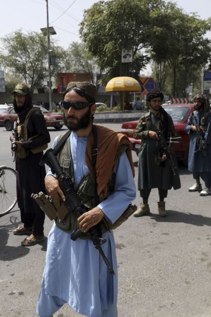 Стрілянина по натовпу, жорсткі правила для жінок та військовий опір на Півночі: як живе Афганістан з приходом талібів