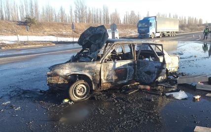 На Київщині після зіткнення спалахнув автомобіль: батько з синами встигли вискочити, матір - затисло всередині