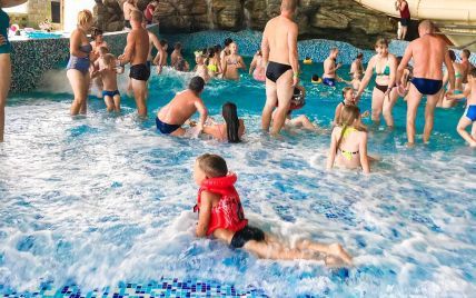 В Хмельницкой области 16 детей отравились хлором: почему развлечения в аквапарке оказались опасными и кто будет отвечать