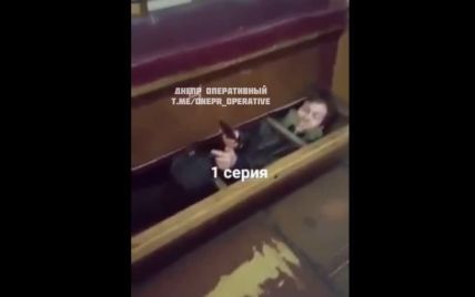 Скрывался под сиденьем: в Днепре в вагоне метро "выловили" художника-вандала с баллончиками краски (видео)