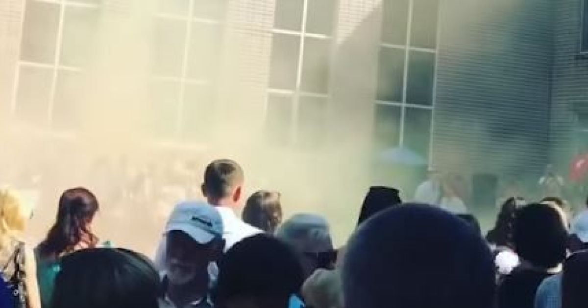 "Розігнати останній дзвоник". У Дніпрі на лінійці запалили димові шашки