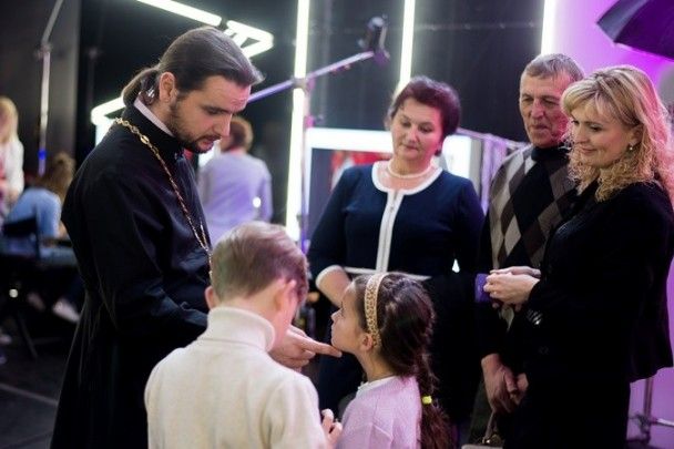 Отець Олександр з дружиною Світланою, дітьми Давидом і Анею та батьками
