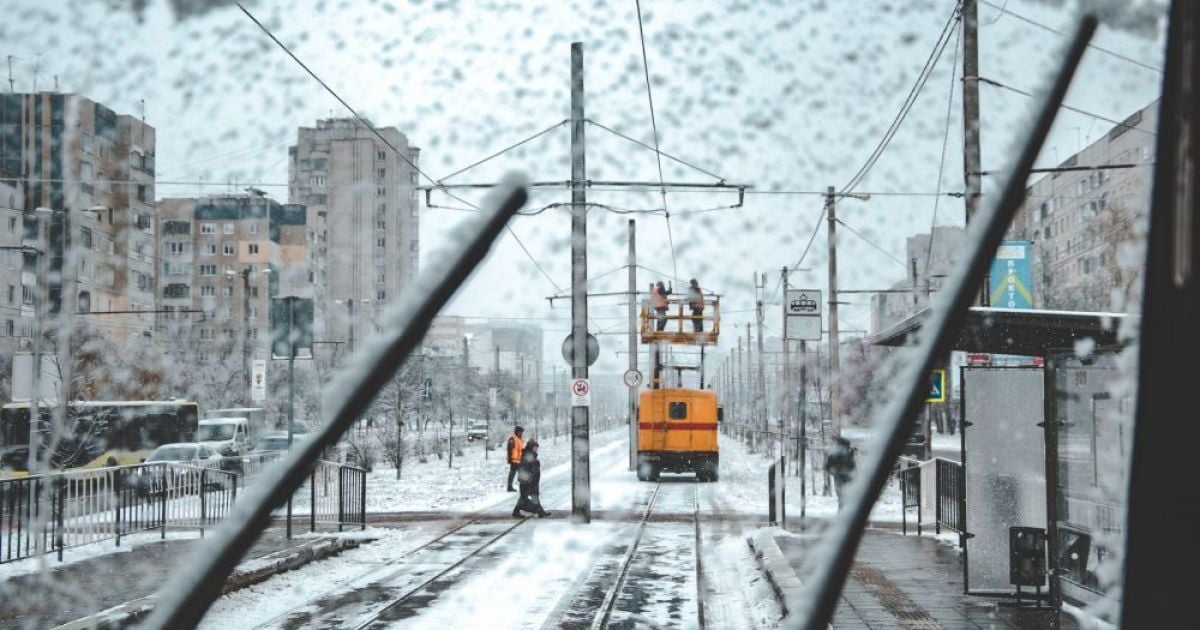 Покрытые льдом дороги, поваленные деревья и снегопады: в Украине и Европе свирепствует ненастье