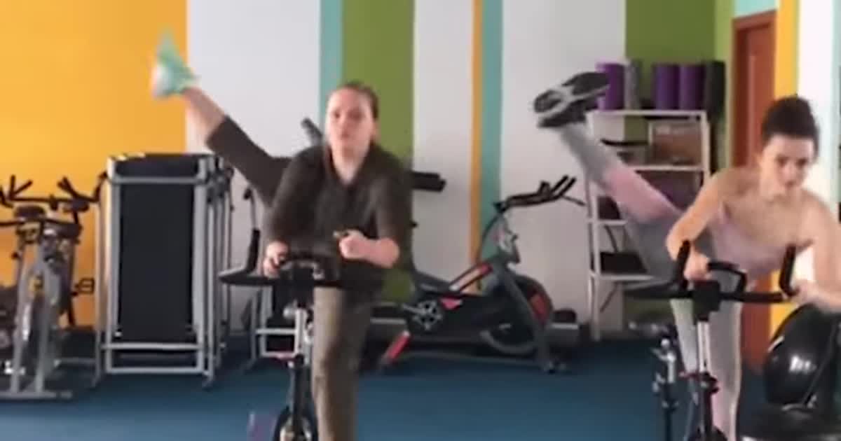 Синхронні трюки дівчат на велосипедах та відео з репортером, який слиною уклав волосся. Тренди Мережі