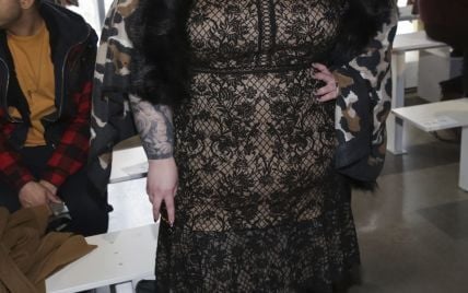 Модель plus-size Тесс Холлидей в кружевном коротком платье сверкнула татуировками на ногах