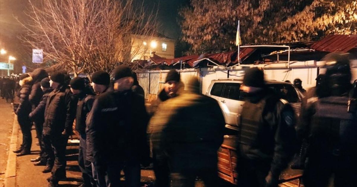 В Киеве среди ночи начали громить МАФы возле станции метро "Политехнический институт"