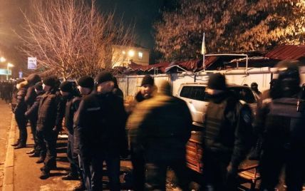 У Києві серед ночі почали громити МАФи біля станції метро "Політехнічний інститут"