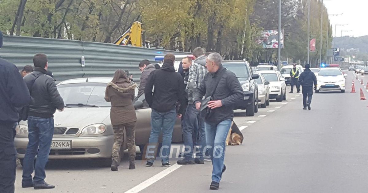 На Столичному шосе біля узбіччя виявили автомобіль з трупом