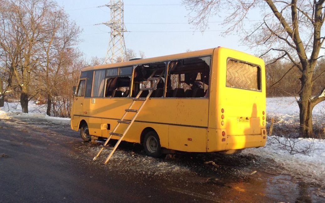 Боевики обстреляли пассажирский автобус под Волновахой. / © euronews.com