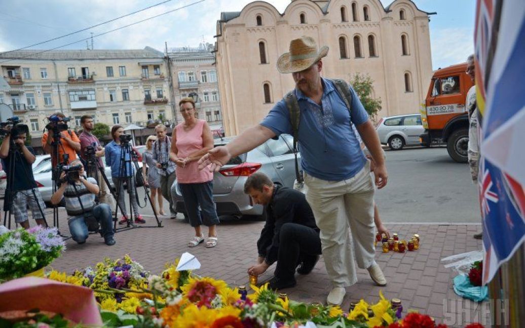 Украинцы вспоминают погибших у посольства Нидерландов. / © УНИАН