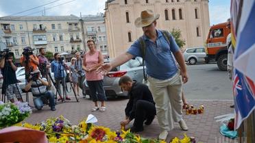Украинцы вспоминают погибших у посольства Нидерландов. / © УНИАН