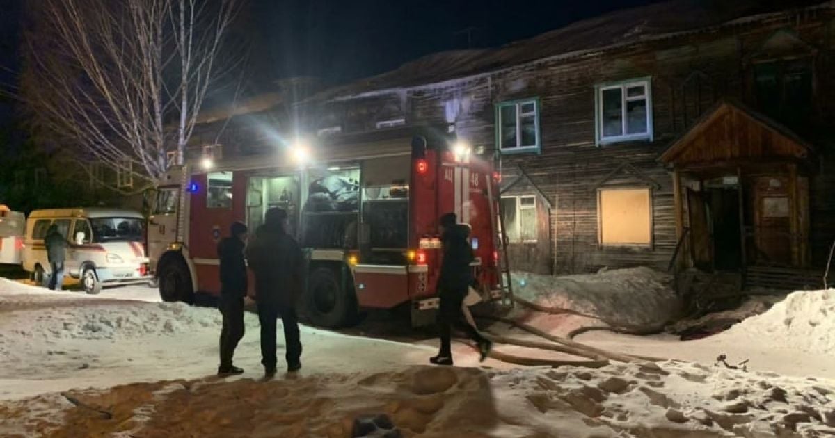 В России в пожаре погибли четверо детей, а их брат и бабушка попали в больницу: видео