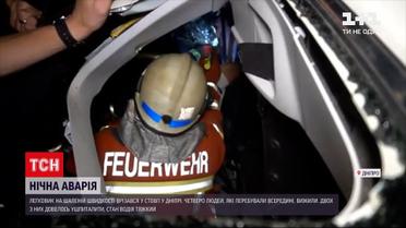 Новости Украины: в Днепре ночью легковушка на бешеной скорости врезалась в столб