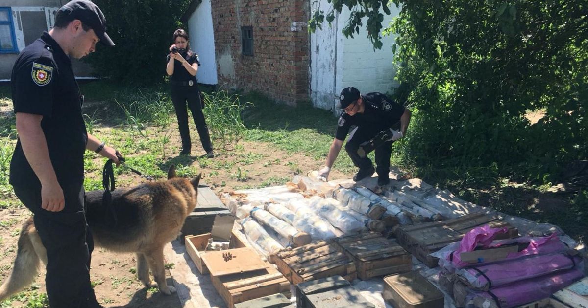Сотні гранат і реактивних снарядів: на Рівненщині виявили один із найбільших схронів зі зброєю