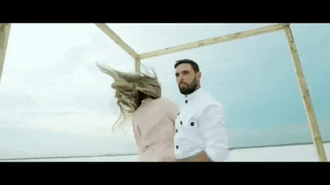 Босоногий Козловський з відомою моделлю розіграв неабияку драму у сольовій пустелі