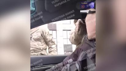 У Харкові люди в камуфляжі забризкали чоловіка з балончика та розсікли йому брову