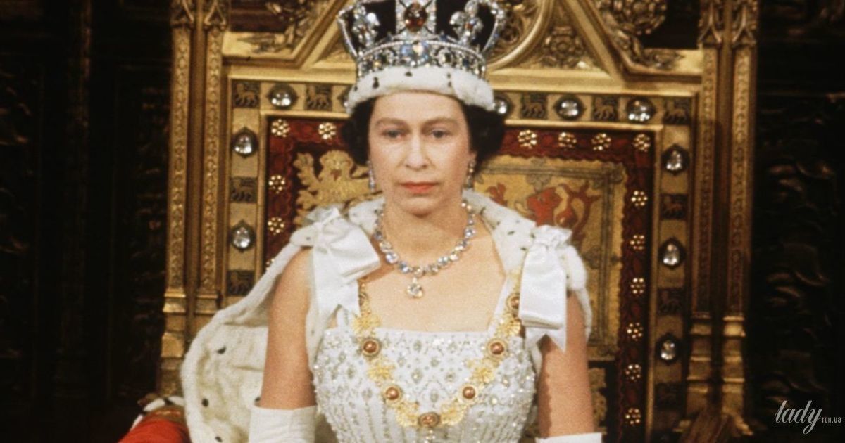 Королева елизавета ii в свадебном платье принцессы беатрис - фото