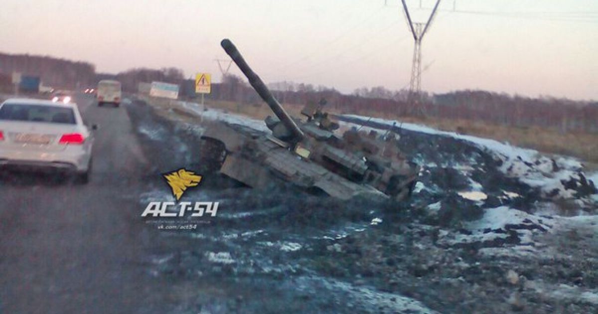 В России на дороге в грязи "утонул" боевой танк