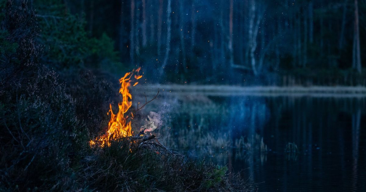 У багатьох культурах вважається, що вогнища, запалені на літнє сонцестояння, мають очищувальну силу