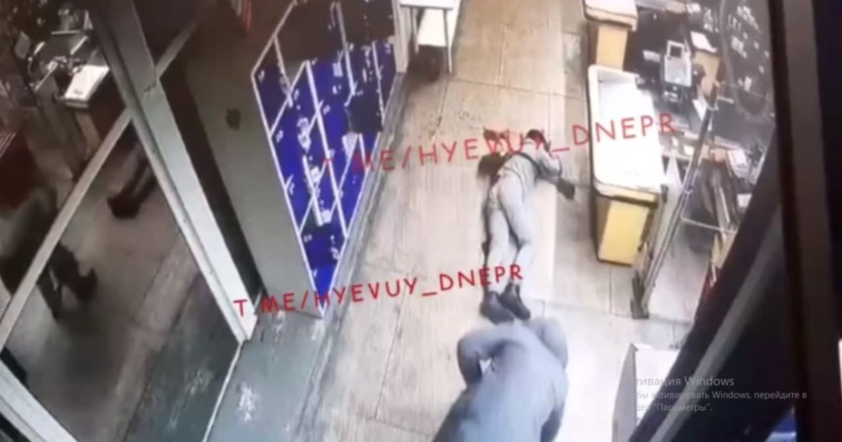 Набросился и бил до потери сознания: в Днепре в супермаркете неадекватный мужчина напал на подростка (видео)