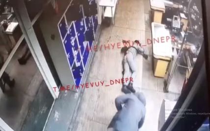 Набросился и бил до потери сознания: в Днепре в супермаркете неадекватный мужчина напал на подростка (видео)