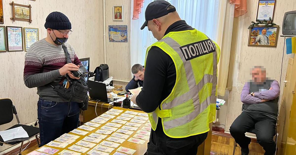 Вимагав гроші у батька учня: під Запоріжжям директора школи затримали на хабарі