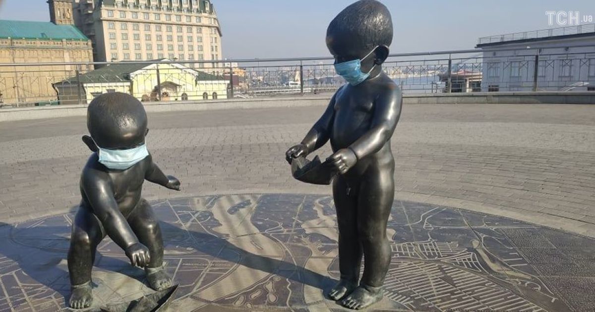 Бронзових малюків на Поштовій площі вдягли у захисні маски