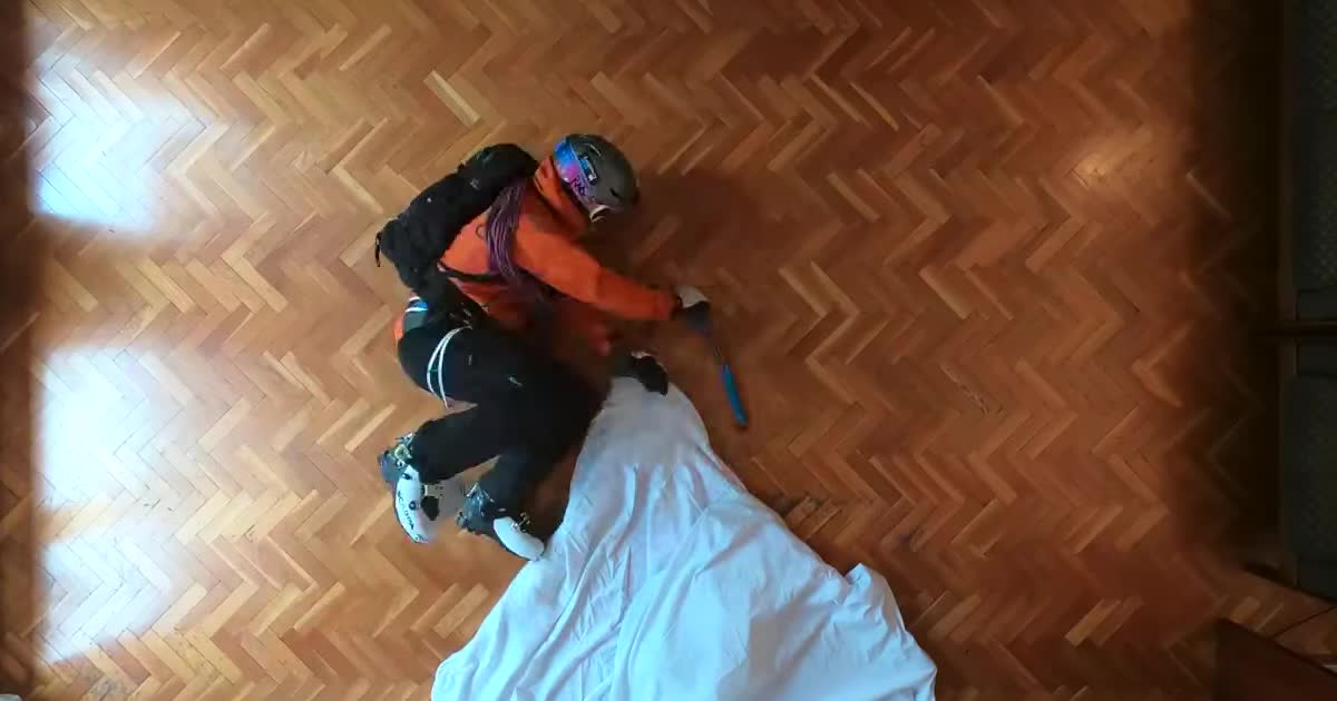 Іспанський фрірайдер "підкорив" вершину просто у вітальні і зняв це на відео