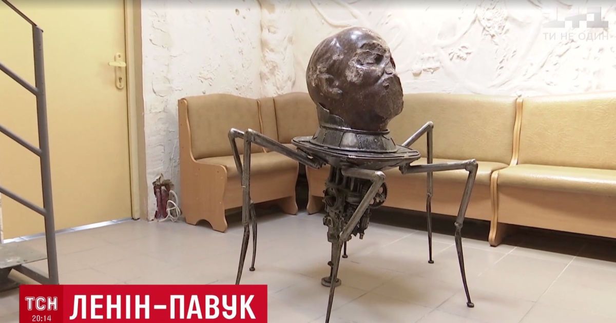 Голова Ленина с Бессарабки стала гигантским пауком