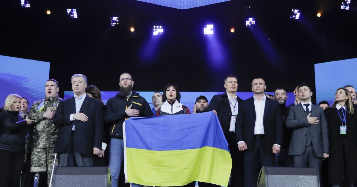 Кандидати на колінах та раптовий вихід Порошенка. Найемоційніші моменти дебатів у трьох відео