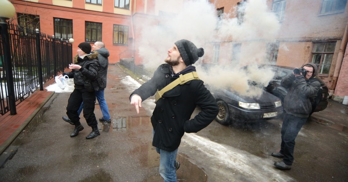 Націонал-більшовики закидали фаєрами українське консульство у Петербурзі