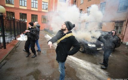 Национал-большевики забросали файерами украинское консульство в Петербурге