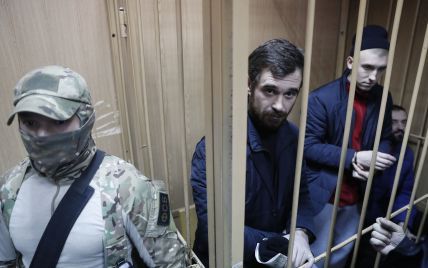 "Требуем немедленного освобождения". На суд к украинским морякам приехали дипломаты из ЕС и США