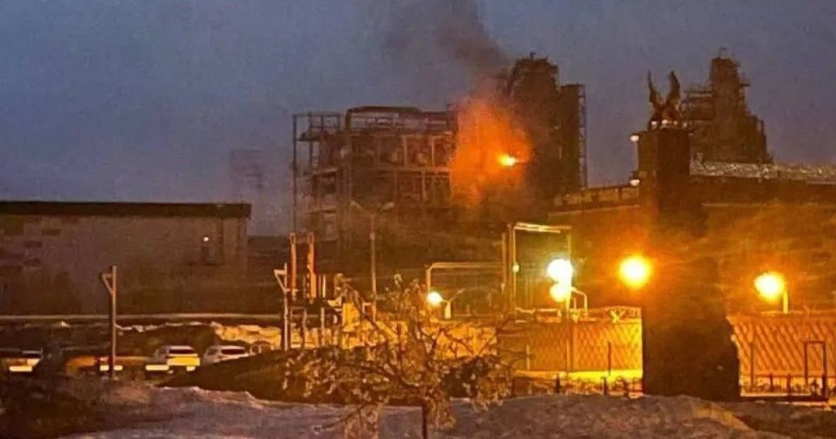 Удар дронами по НПЗ в Росії
