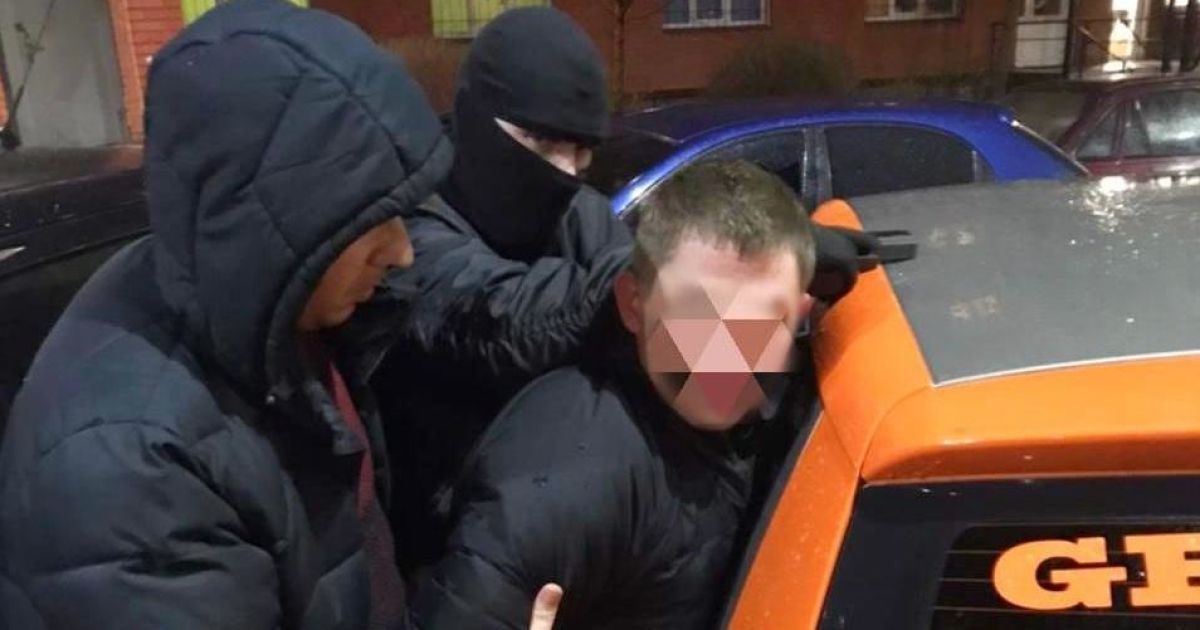 Под Киевом грабитель выхватил с прилавка ювелирного магазина изделия из золота и скрылся: фото, видео