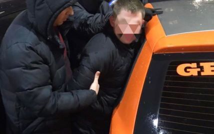 Под Киевом грабитель выхватил с прилавка ювелирного магазина изделия из золота и скрылся: фото, видео