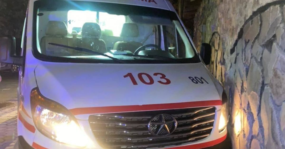 Пациент под наркотиками украл скорую на Закарпатье и устроил с полицейскими погоню: фото