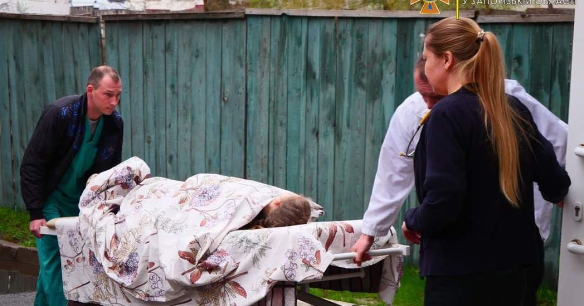 На Запорожье спасатели эвакуировали 12-летнюю девочку, пострадавшую во время ракетных обстрелов в Пологах