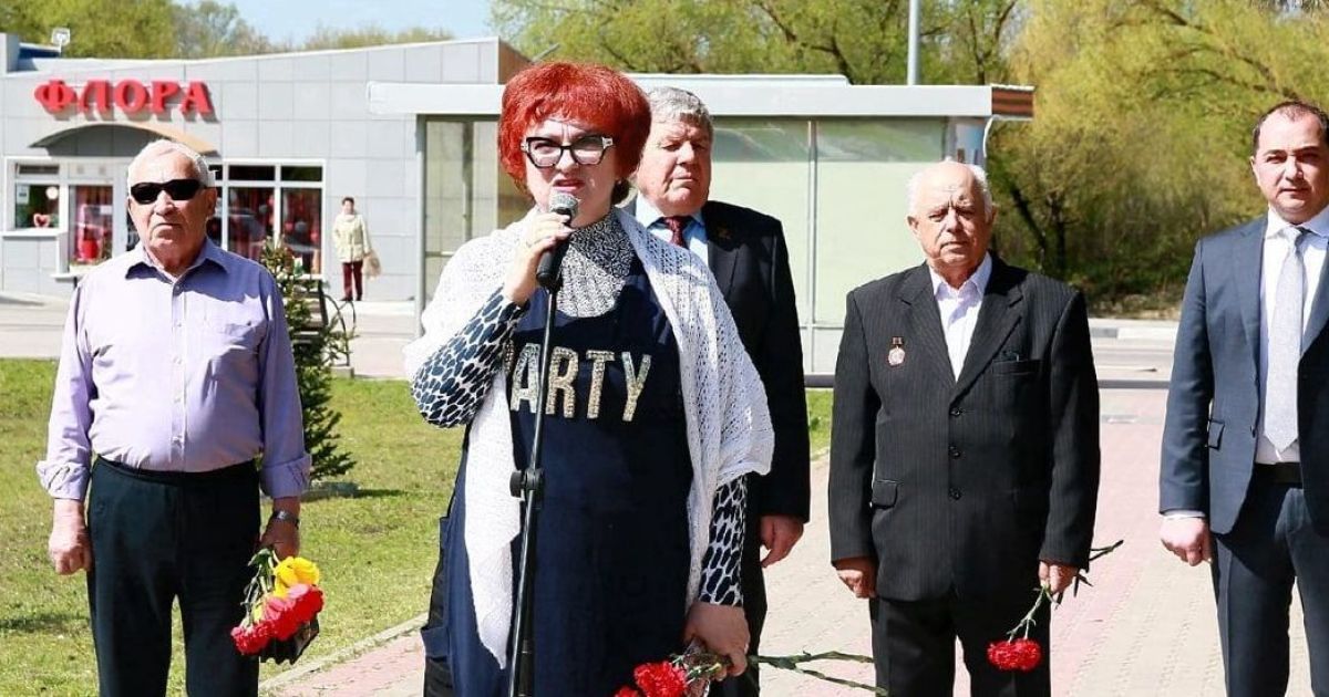 The official of the “United Russia” was disgraced because of the ridiculous outfit with the inscription “Party”