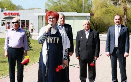 У сукні з написом "Party" на жалобному заході: чиновниця "Єдиної Росії" зганьбилася через безглузде вбрання