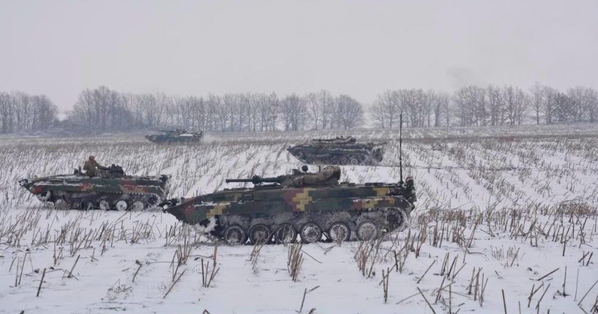 На передовой во время обстрелов был ранен украинский боец. Ситуация на Донбассе