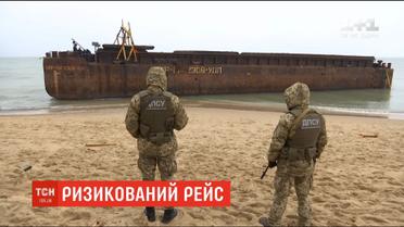 В Одесской области из-за непогоды на берег выбросило подозрительную баржу