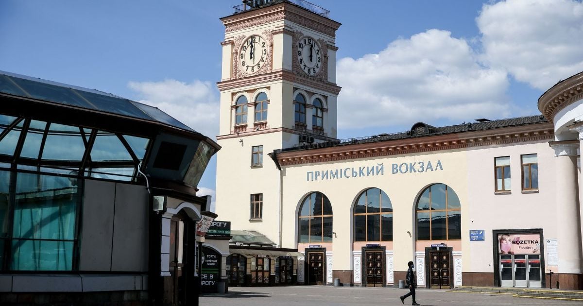 На приміському вокзалі Києва п'яний чоловік заснув на колії і позбувся ніг