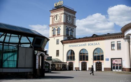 На приміському вокзалі Києва п'яний чоловік заснув на колії і позбувся ніг