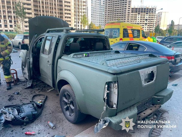 В Киеве подорвали автомобиль, окрашенный под военный — видео